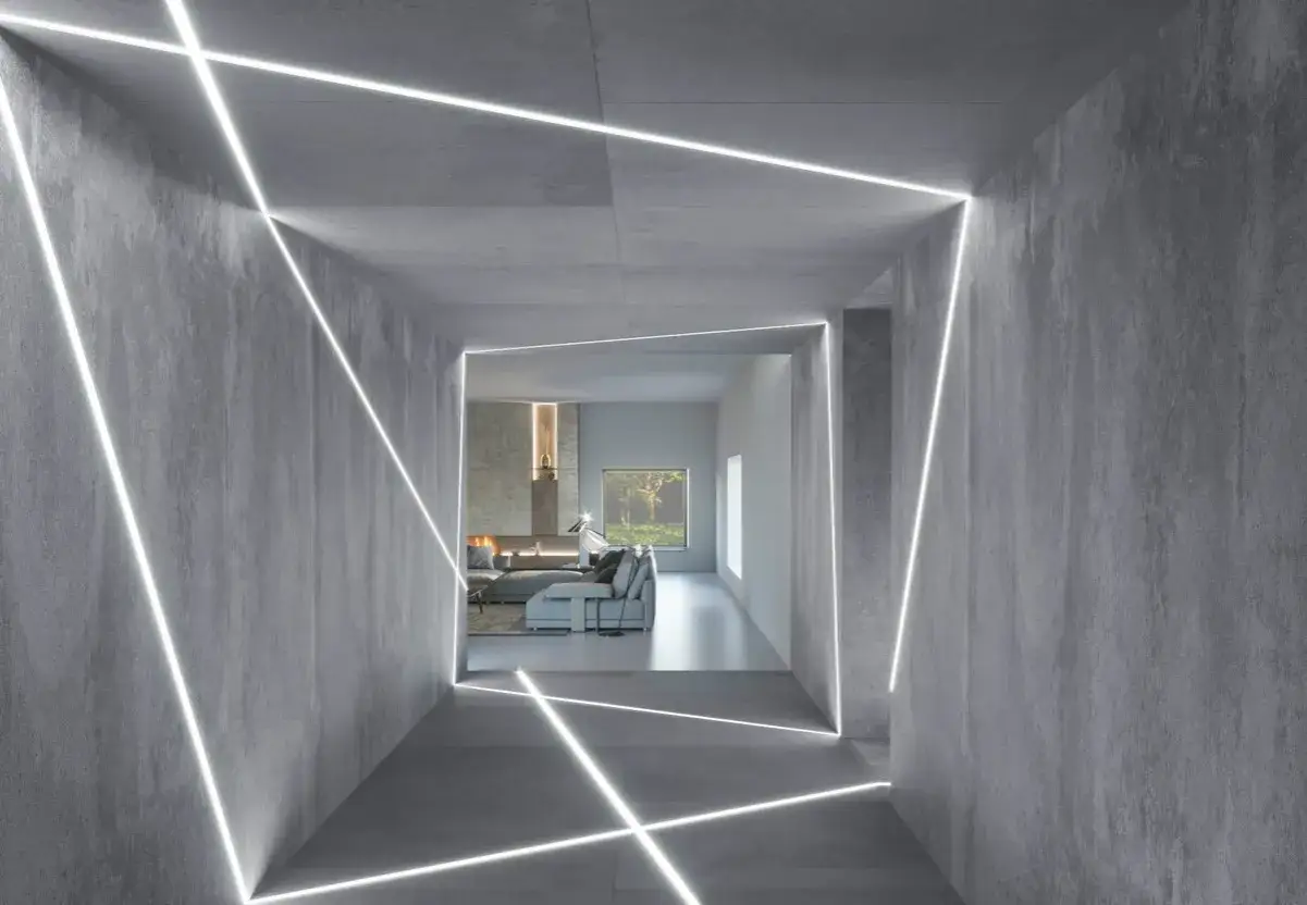 Nowoczesny korytarz z betonowymi ścianami, gdzie podświetlenie ściany od dołu tworzy geometryczne wzory. W głębi widać salon z kominkiem i sofą.