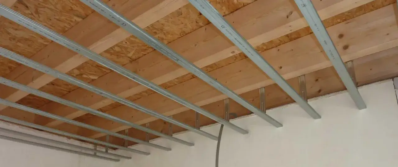 Structure métallique pour pose fermacell plafond, fixée sur un support bois.