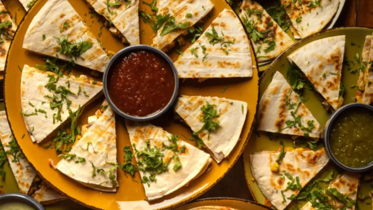 Pyszne quesadillas pokrojone w trójkąty, podane z salsą i zielonym sosem. Idealne na imprezę!