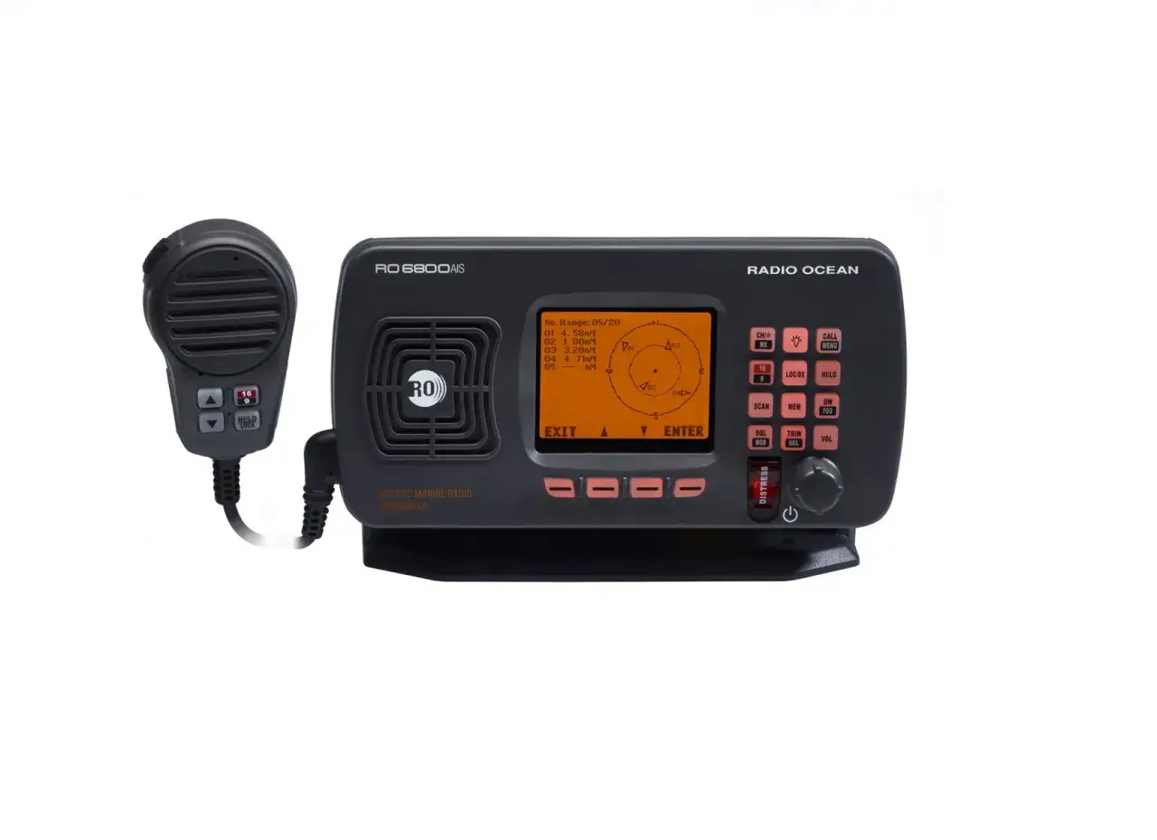 Radio Ocean RO 6800 AIS avec microphone. L'écran affiche des informations de portée et un radar, prêt à utiliser le canal 9 VHF pour la communication maritime.