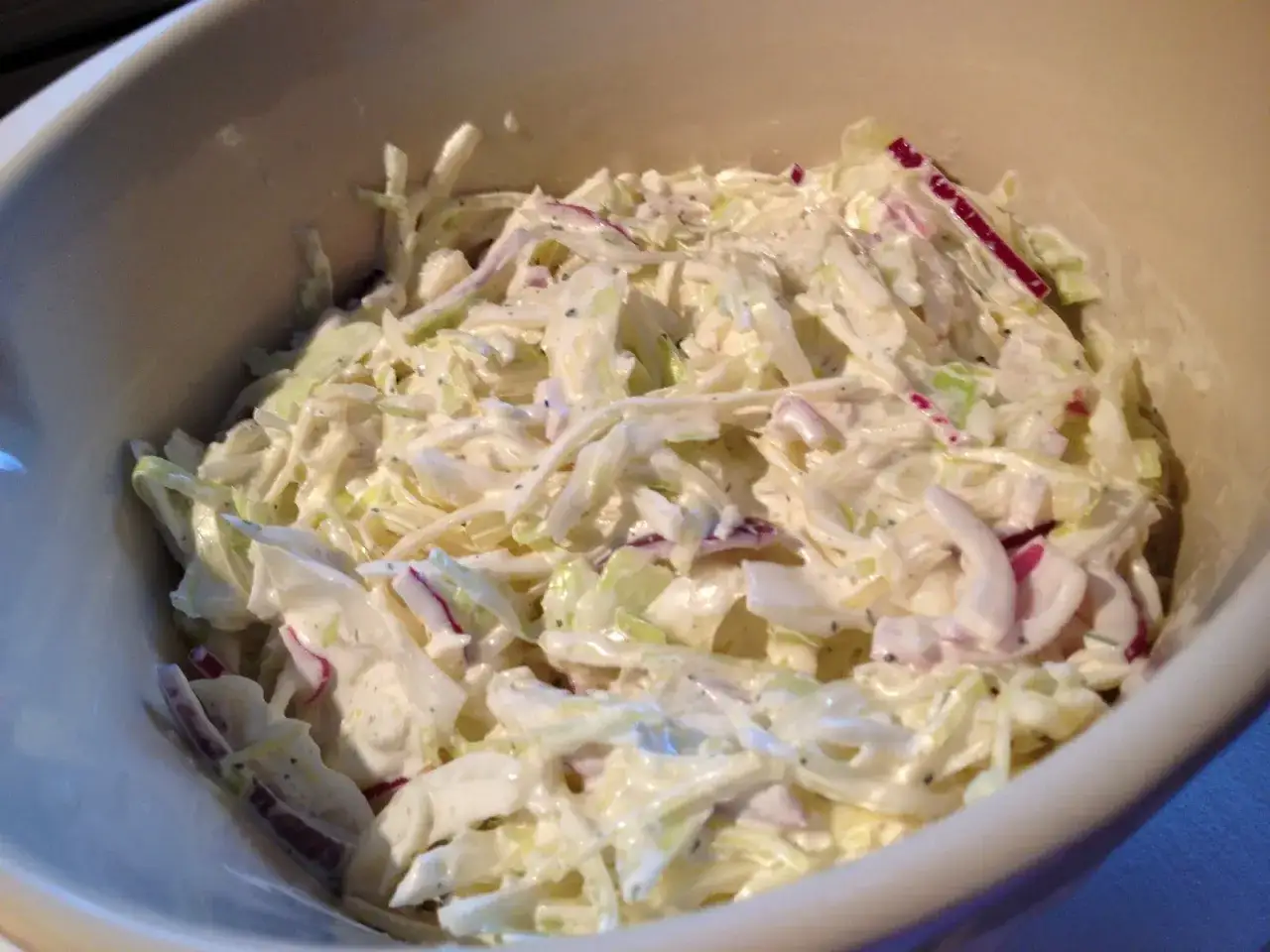 En sk&aring;l med kr&auml;mig, godaste coleslaw med strimlad vitk&aring;l, r&ouml;dl&ouml;k och en h&auml;rlig dressing. Perfekt till grillat!