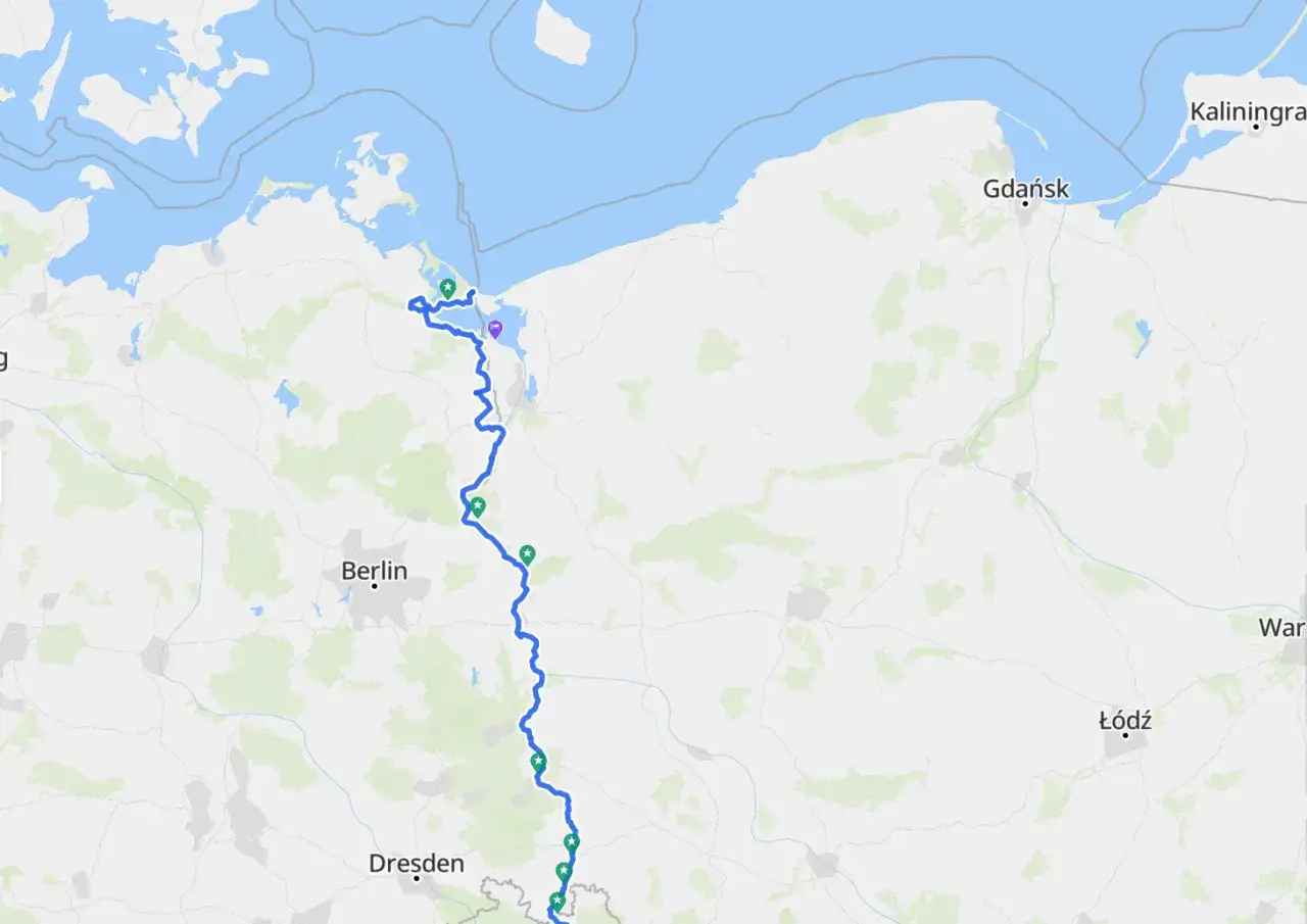 Trasa rowerowa Odra-Nysa biegnie od Bałtyku przez tereny Polski i Niemiec, mijając Berlin i docierając w okolice Łodzi.