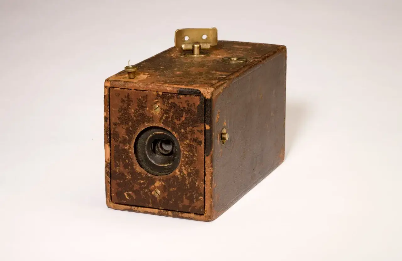 En sliten Kodak George-kamera i l&auml;der, redo att f&aring;nga historiska &ouml;gonblick.