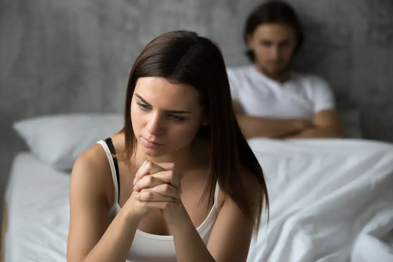 Kobieta zastanawiająca się nad problemami z libido, kobieta w refleksji