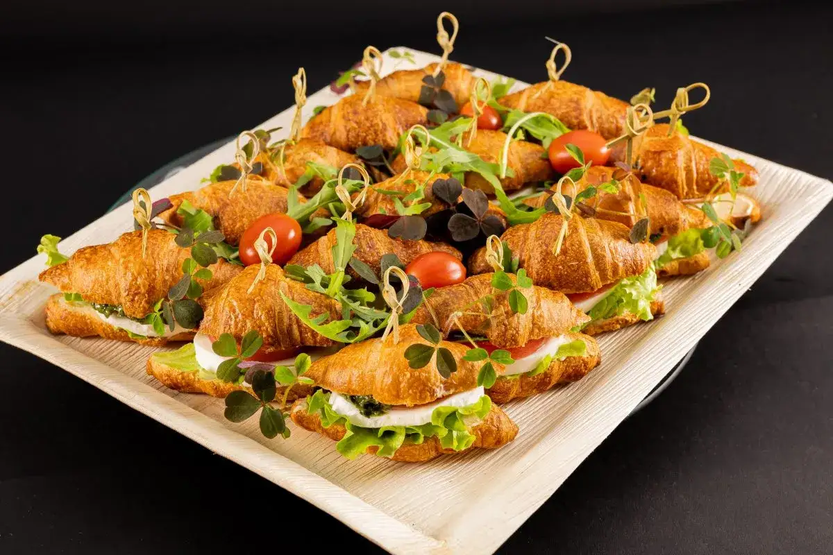 Mini croissanty z serem, pomidorkami i rukolą. Zastanawiasz się, ile pieniędzy z budżetu filmu idzie na catering dla głównych gwiazd?