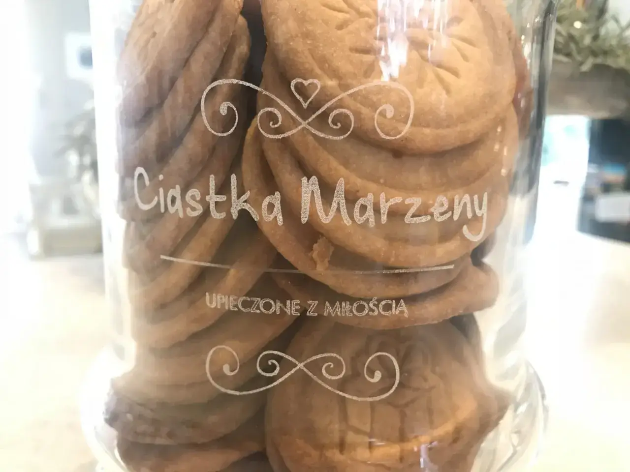 Słoik pełen ciastek z napisem 