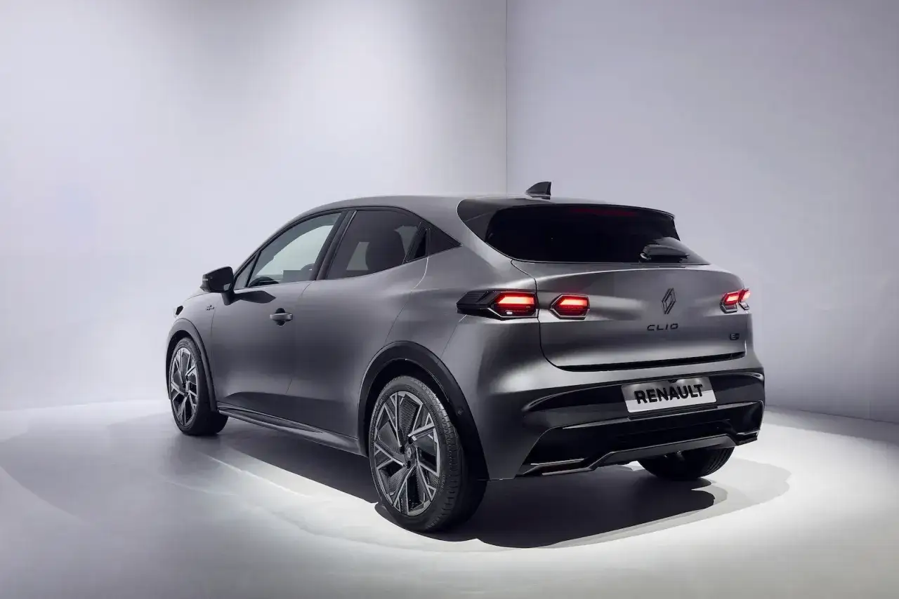 Nowe Clio 2026 w matowym szarym kolorze, z nowoczesnymi światłami LED i charakterystycznym designem tylnej części.