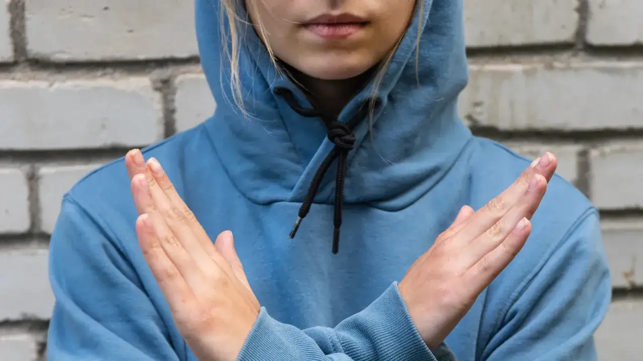 bluza ze sznurkiem stylizacje, modne wiązania sznurków w bluzie