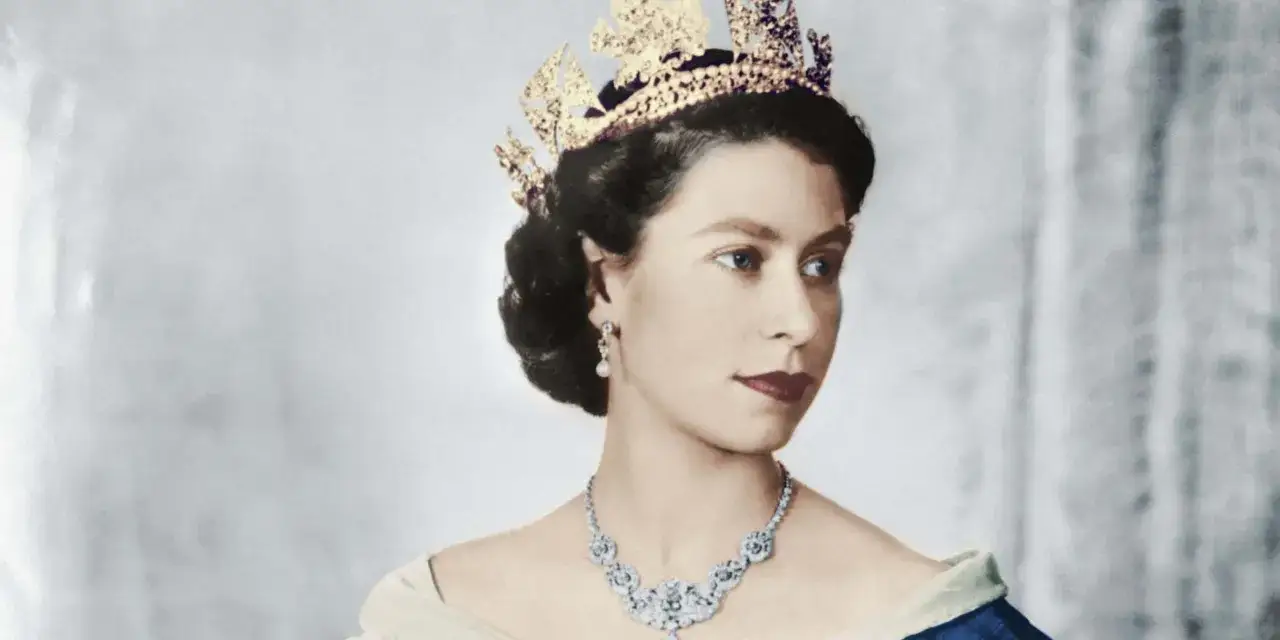 Ung Elizabeth II av Storbritannien bär en krona och ett diadem.
