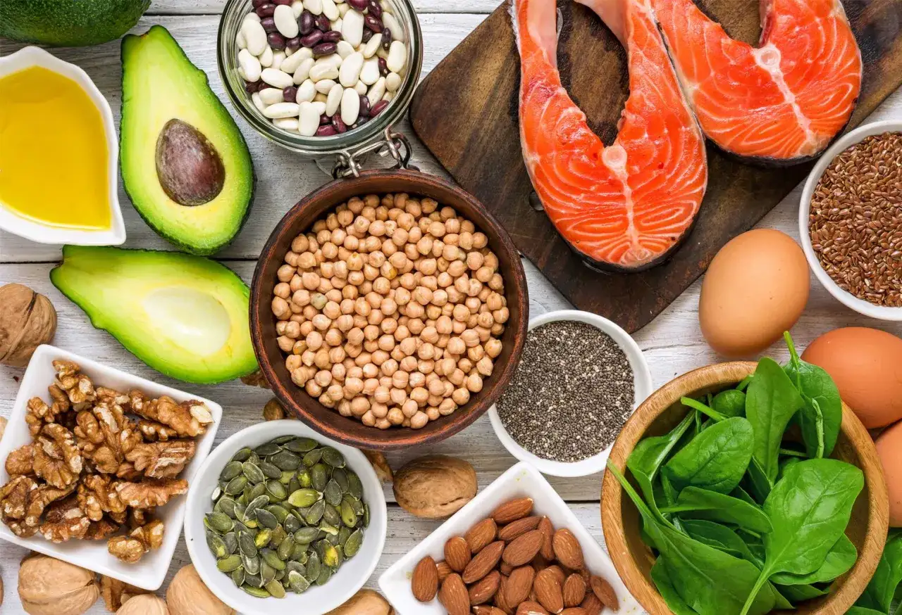 Lachs, Avocado, Nüsse, Samen und Spinat – diese Lebensmittel sind reich an Omega-3-Fettsäuren. Erfahren Sie, wieviel Omega 3 am Tag ideal ist.