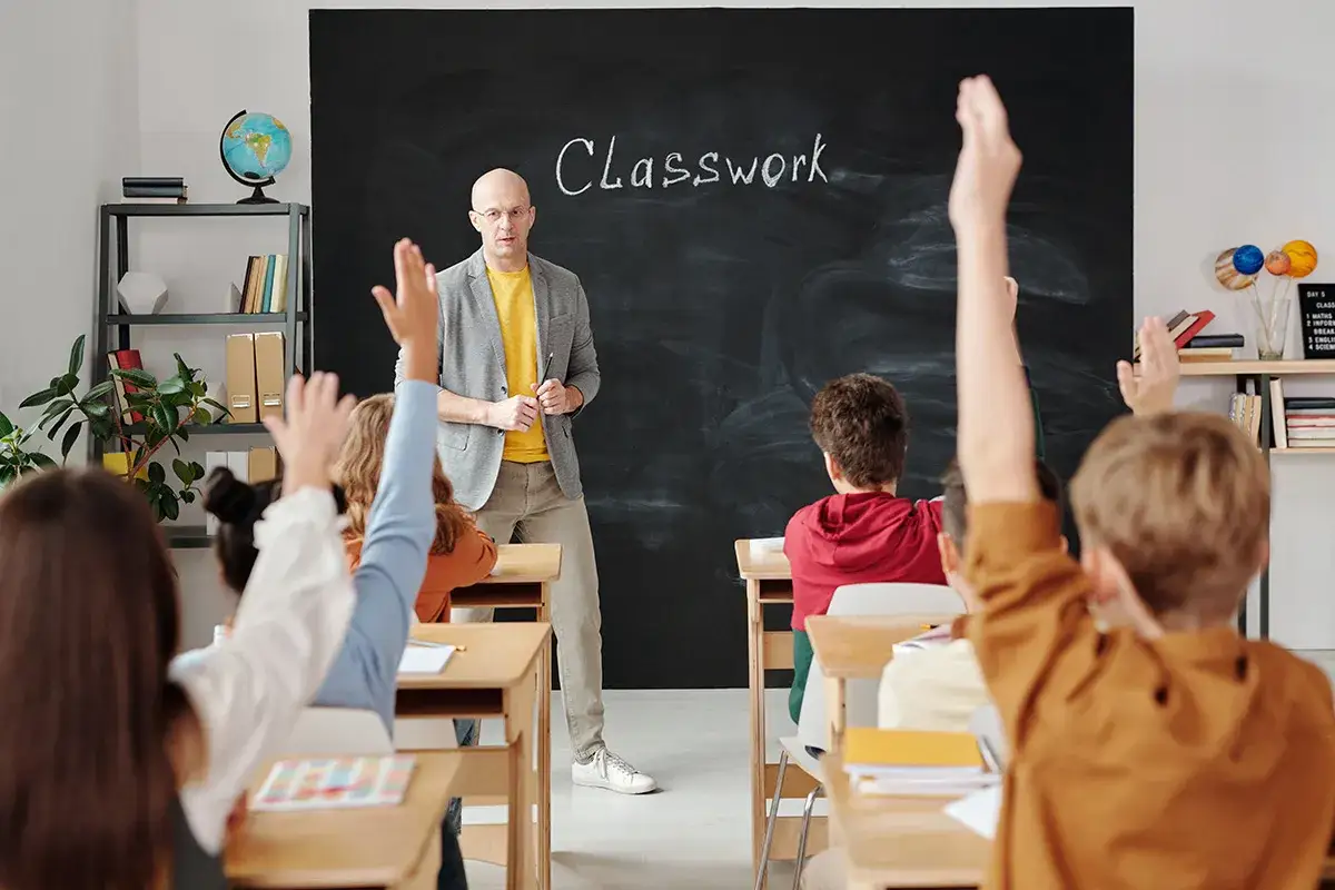 nauczyciel i uczniowie w klasie, porządek na lekcji