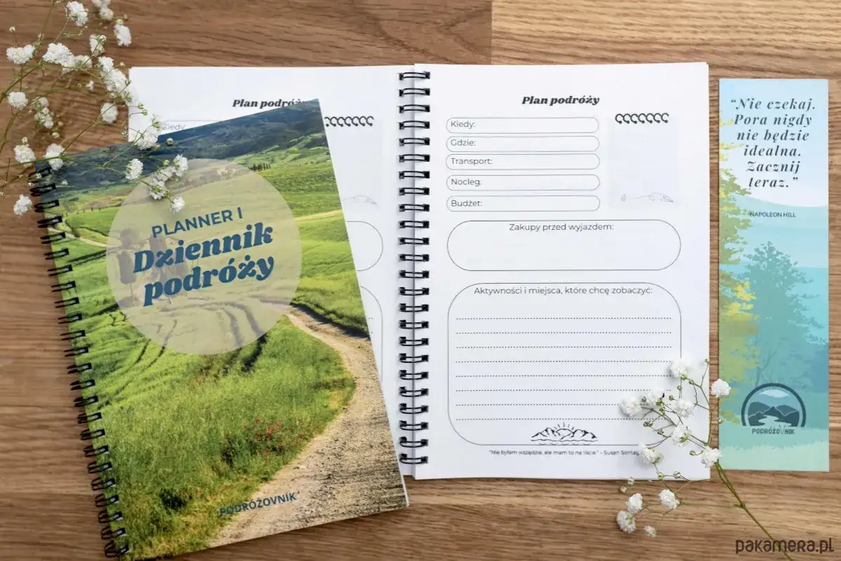 Planer podróży i dziennik, idealny na pierwszy minut planowania wyprawy. Zawiera sekcje na datę, miejsce, transport, nocleg, budżet i zakupy.