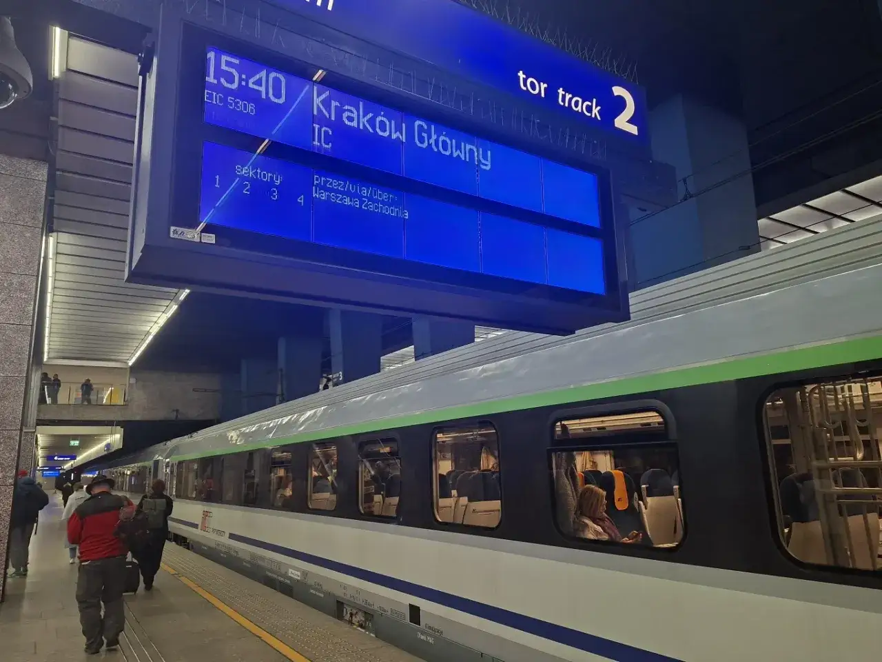 Tablica informacyjna na dworcu: pociąg EIC 5306 do Krakowa Głównego odjeżdża o 15:40. Czy można jechać wcześniejszym pociągiem Intercity?