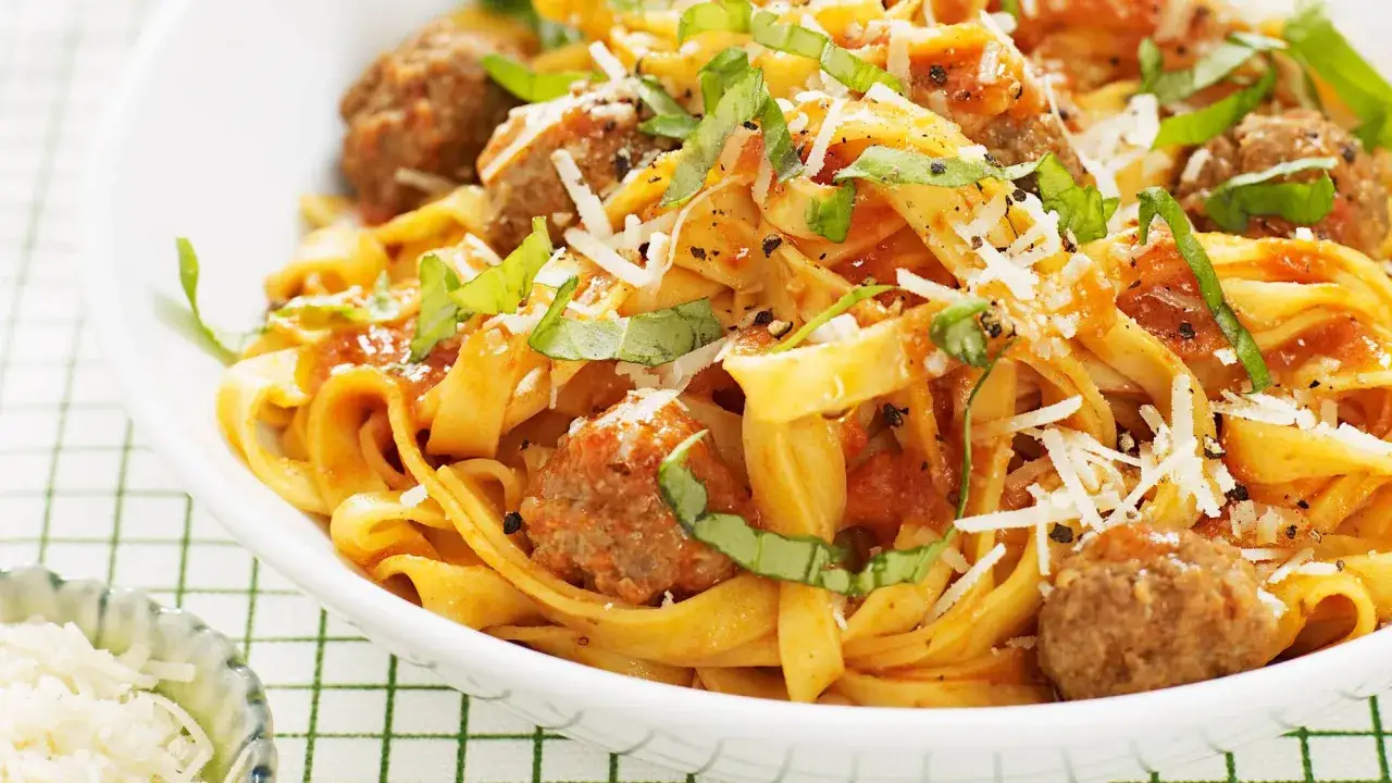 En sk&aring;l med pasta och saftiga frikadeller i tomats&aring;s, toppad med riven parmesan och f&auml;rsk basilika. En klassisk och smakrik r&auml;tt.
