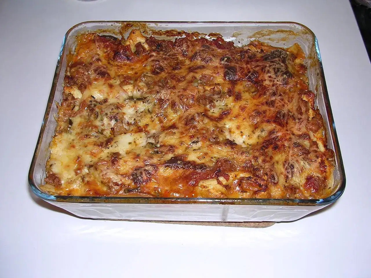 Lasagne légume du soleil, dorée et gratinée, prête à être dégustée dans son plat en verre. Un délice estival !