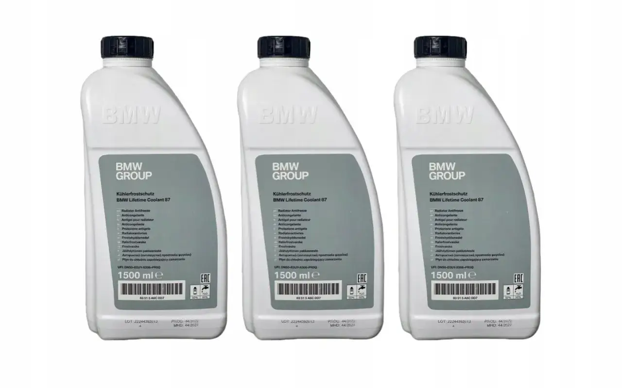 Trzy butelki płynu chłodniczego BMW. Jaki płyn chłodniczy do BMW? To oryginalny płyn BMW Lifetime Coolant 87 o pojemności 1500 ml.