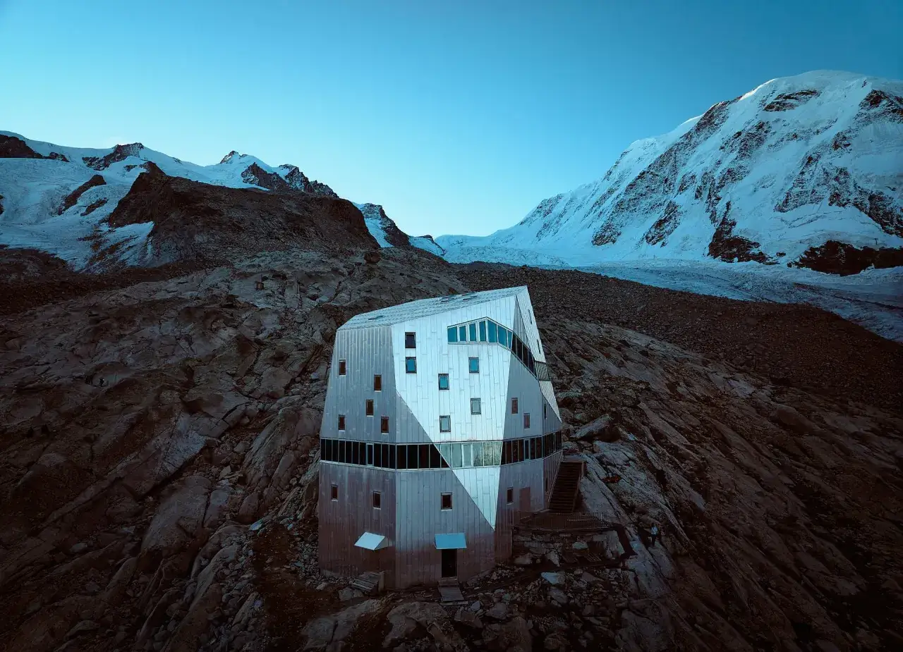 Moderne Monte-Rosa-H&uuml;tte in den Schweizer Alpen
