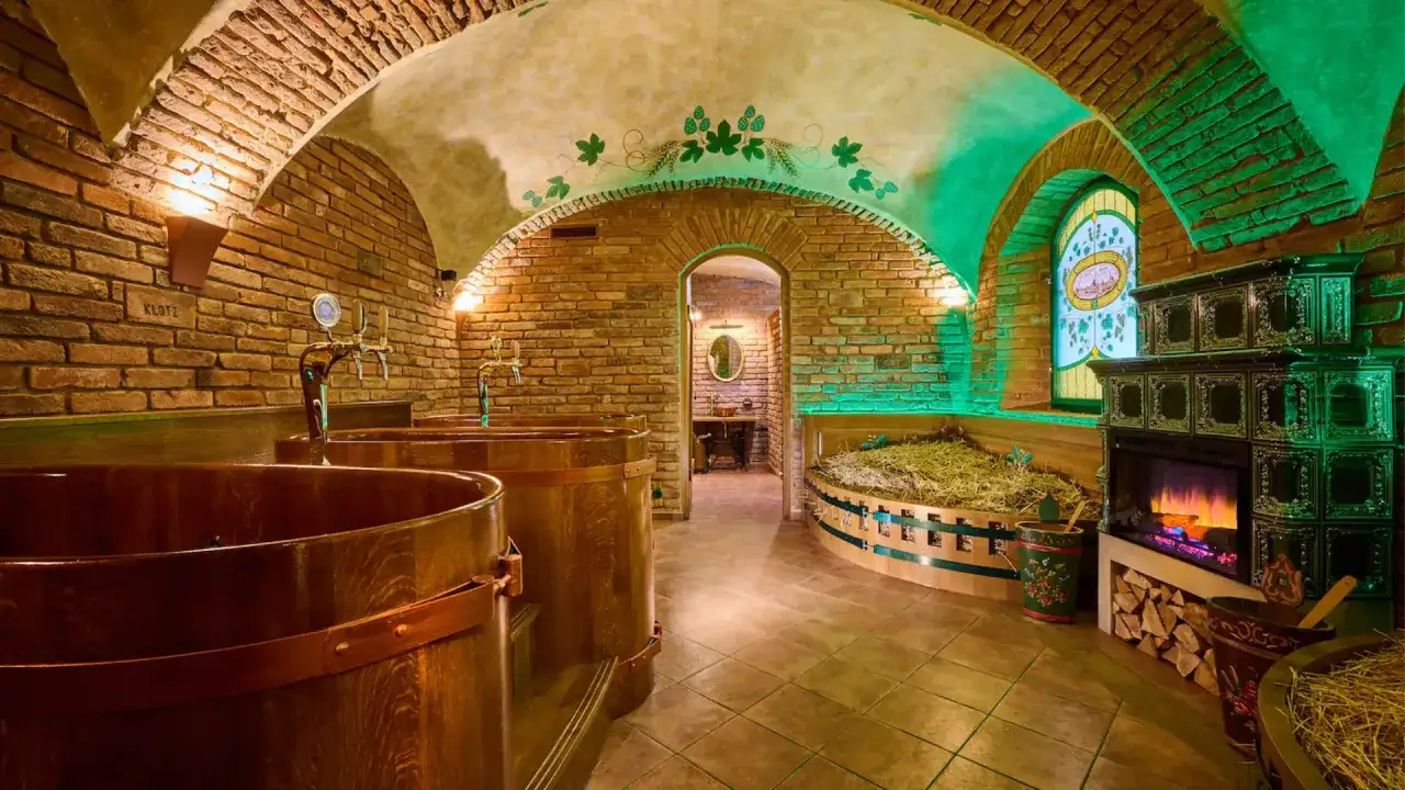 Gem&uuml;tliche Bierf&auml;sser und ein Kamin im pilsen bierhotel. Ein einzigartiges Erlebnis f&uuml;r Bierliebhaber.