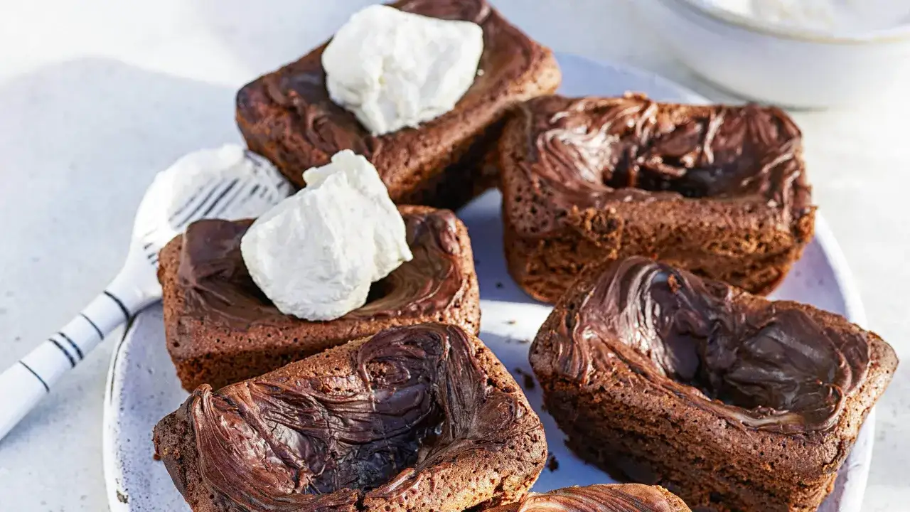 Chokladiga after eight snittar med fluffig gr&auml;dde p&aring; en ljusbl&aring; tallrik. Perfekt f&ouml;r fikat!