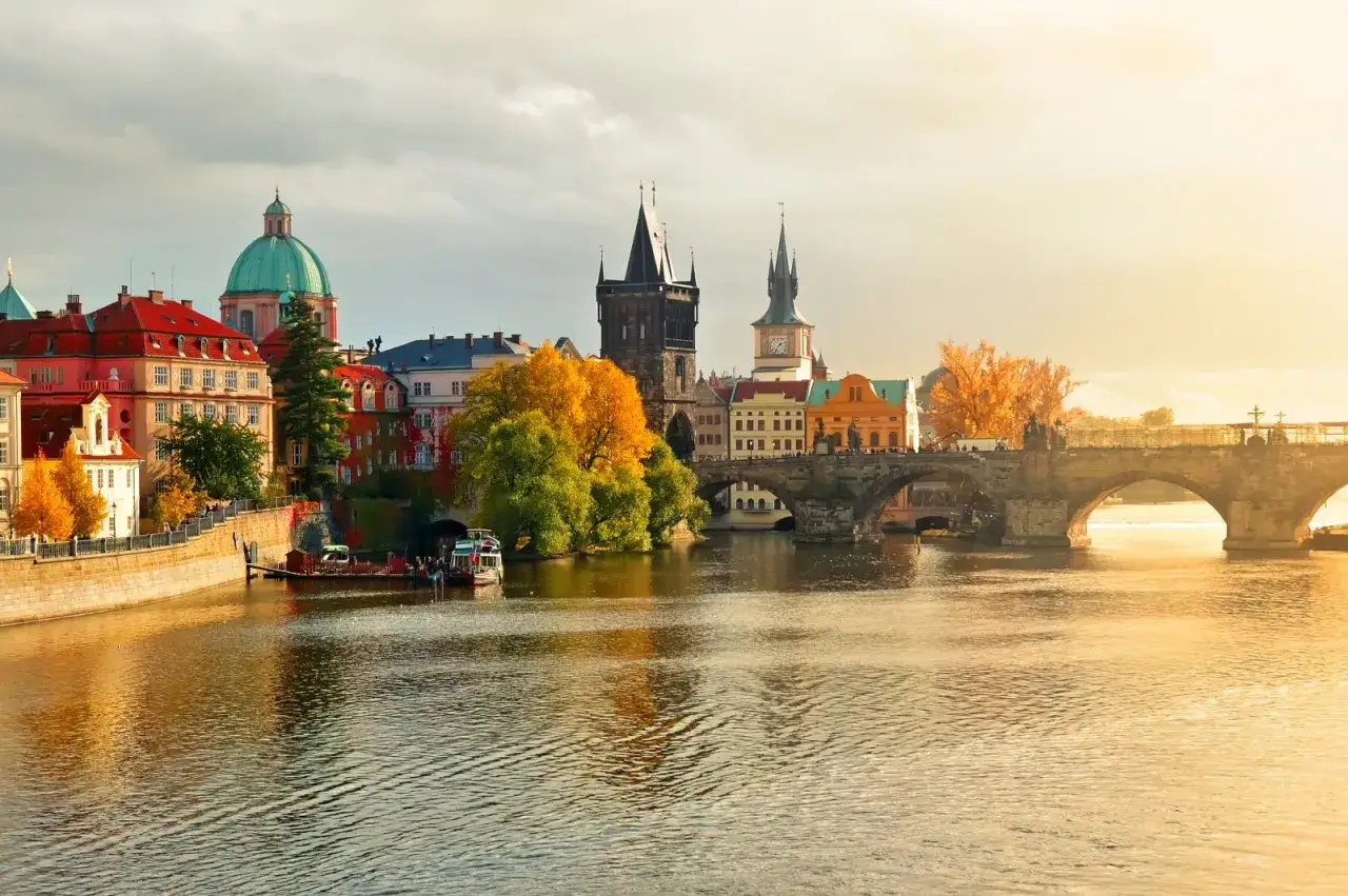 El Puente de Carlos y la arquitectura de Praga al atardecer. &iexcl;Una vista imprescindible que ver en Praga en 2 d&iacute;as!