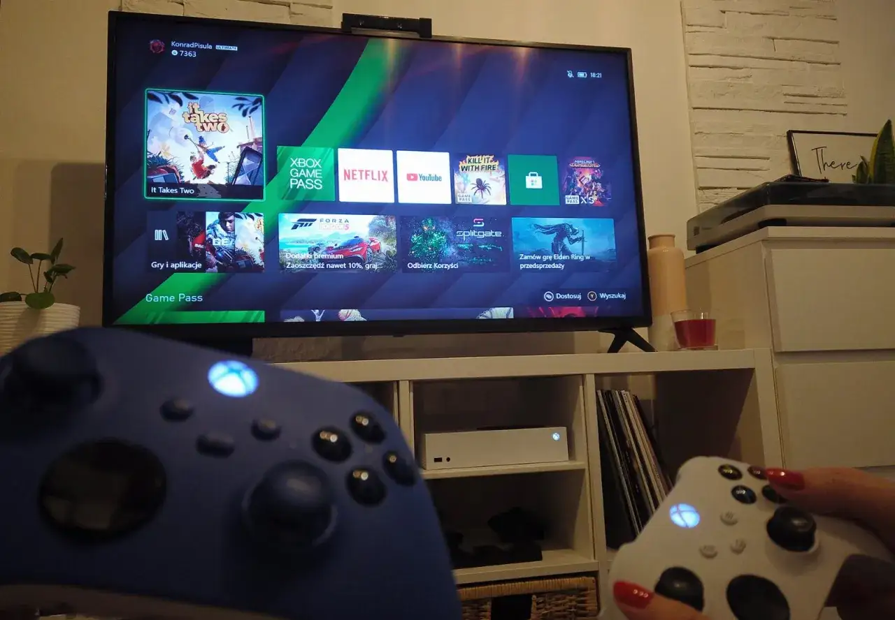 Na ekranie konsoli Xbox widać menu z grami, w tym 