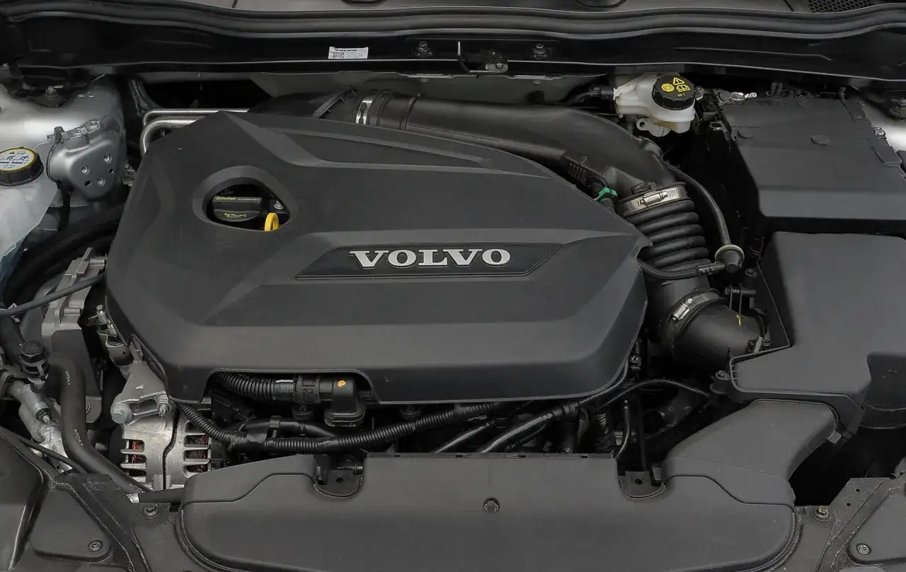 Silnik Volvo V40 D2 z widocznym logo Volvo na czarnej osłonie.