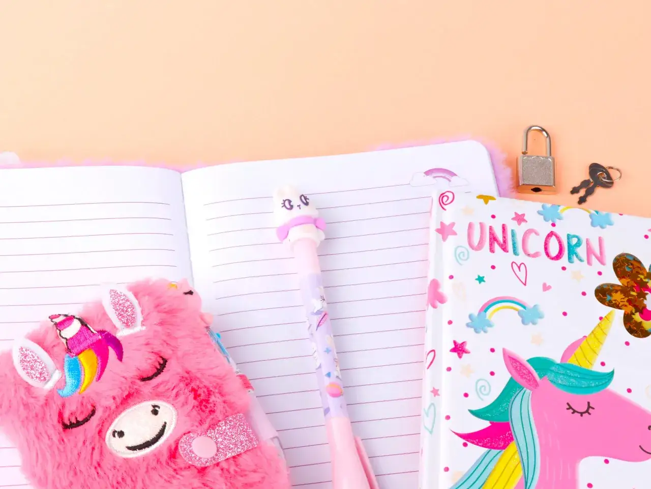 Diario rosa peludo y cuaderno de unicornios, bol&iacute;grafo de conejo y candado. &iexcl;Descubre las ventajas de escribir a mano con estos adorables art&iacute;culos!