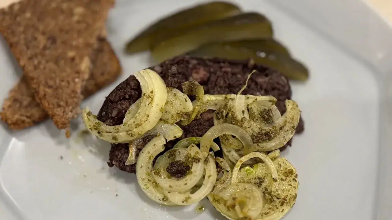 Pyszna kaszanka z airfryer, podana z chlebem i ogórkami kiszonymi.