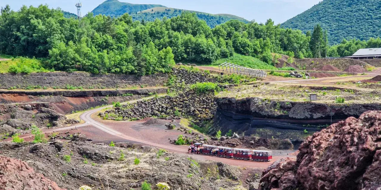Petit train touristique traversant le volcan de Lemptégy, un site naturel impressionnant. Avis positifs pour cette visite.