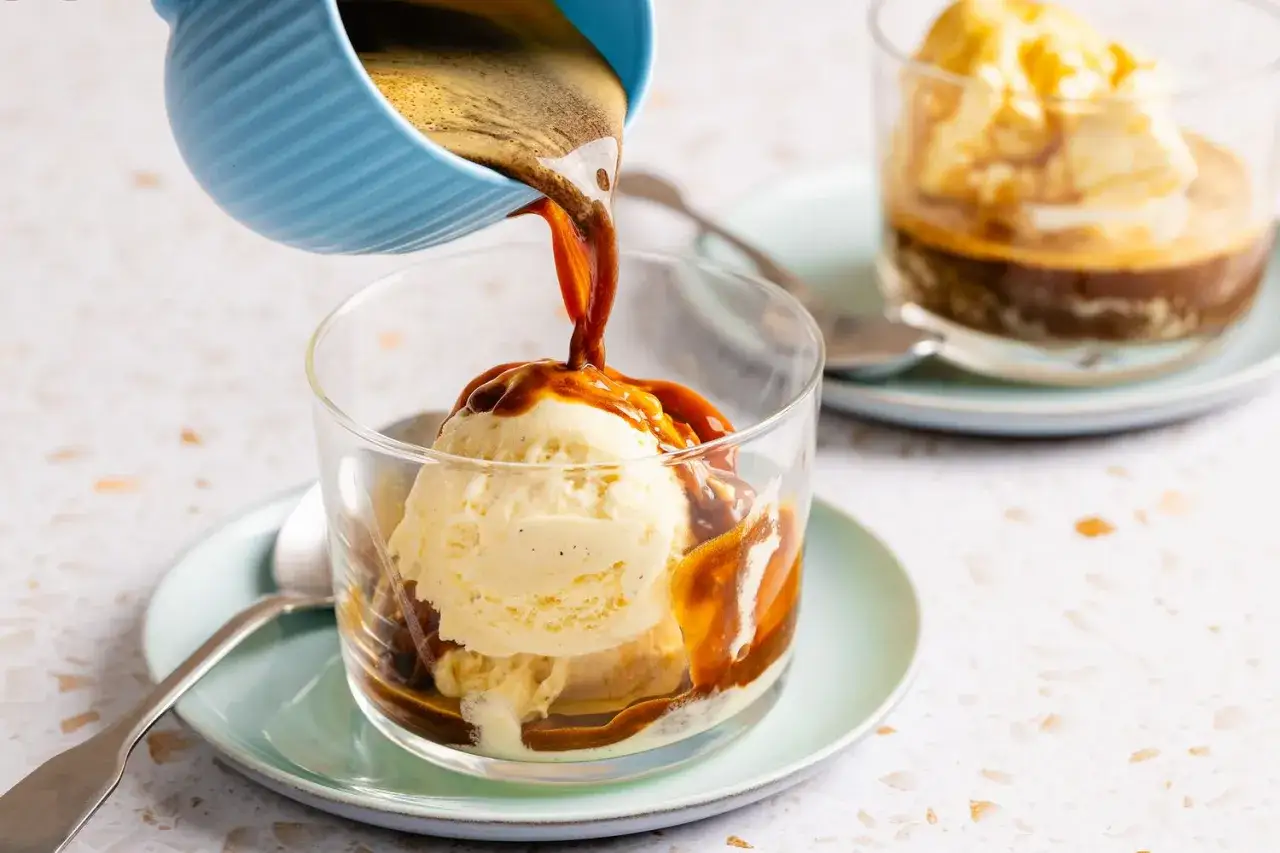 Kaffe med glass h&auml;lls &ouml;ver vaniljglass i ett glas. En annan affogato syns i bakgrunden.
