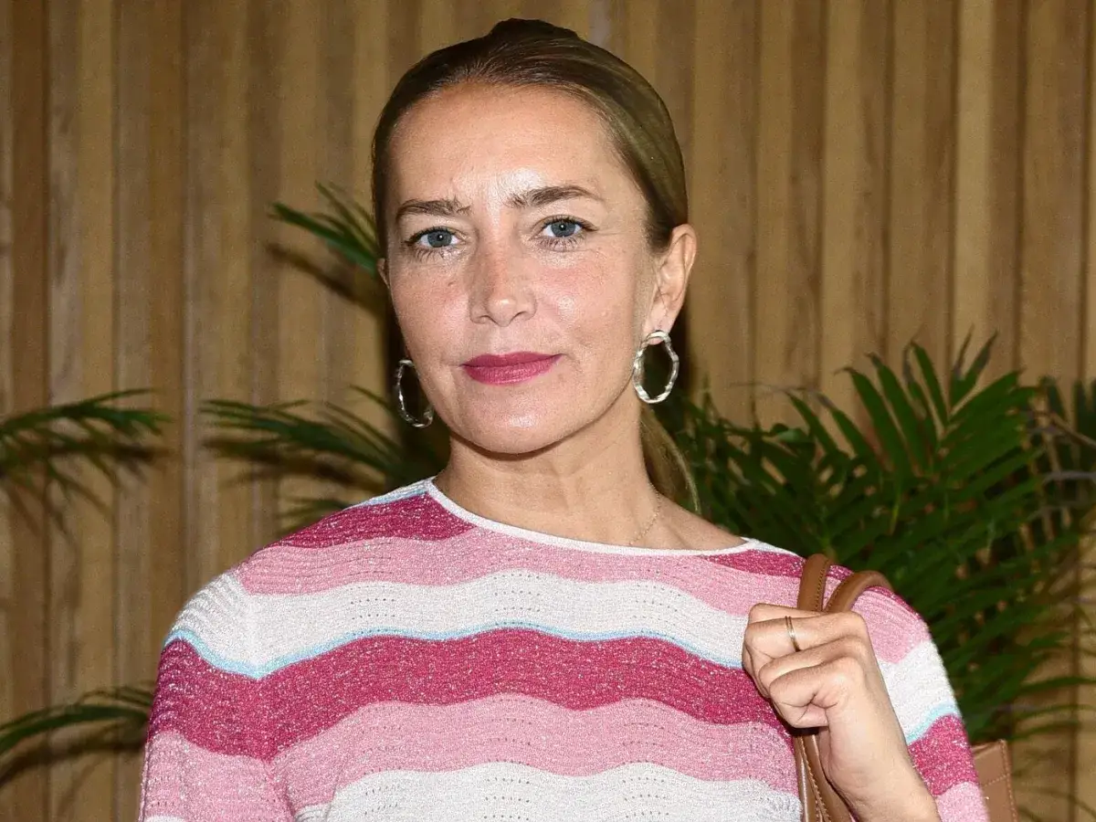 Kamilla Baar w różowym swetrze, znana z wielu filmów, seriali i programów, prezentuje się elegancko.