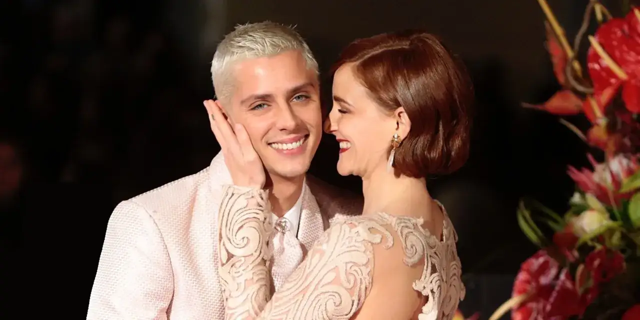 Eduardo Casanova y su pareja, sonrientes y c&oacute;mplices, comparten un momento tierno. &Eacute;l, con su caracter&iacute;stico rubio platino, la mira con dulzura mientras ella le acaricia la mejilla.