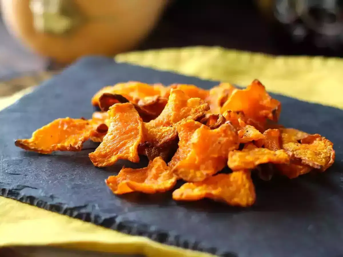 Chips croccanti di zucca in friggitrice ad aria, uno snack salutare e gustoso.