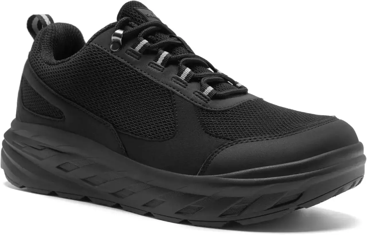 Zapatilla negra con suela gruesa, ideal para aliviar el dolor planta del pie delantera.