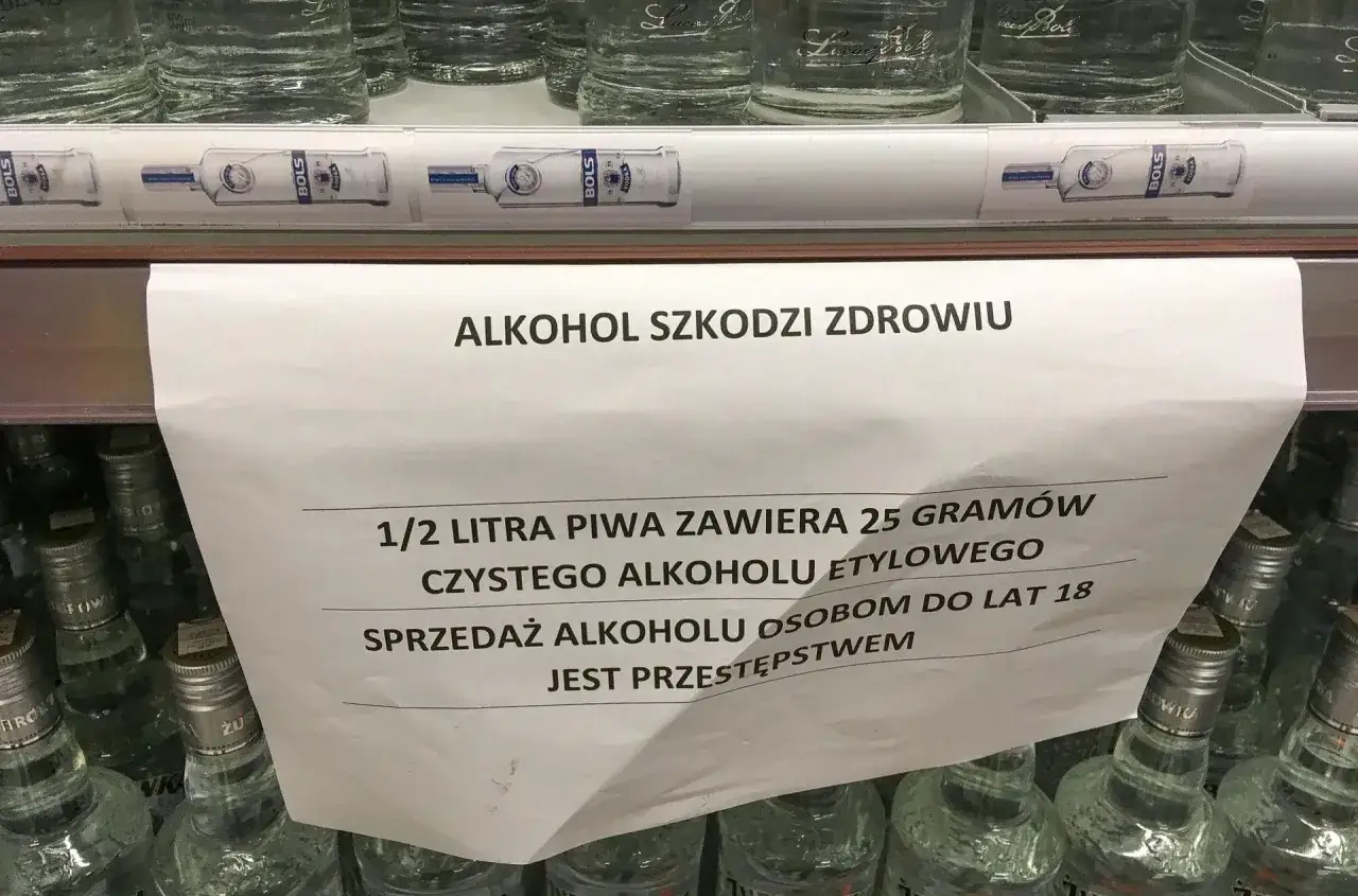 Ostrzeżenie o szkodliwości alkoholu i zakazie sprzedaży nieletnim. To przypomnienie o prohibicji, gdy alkohol szkodzi zdrowiu.