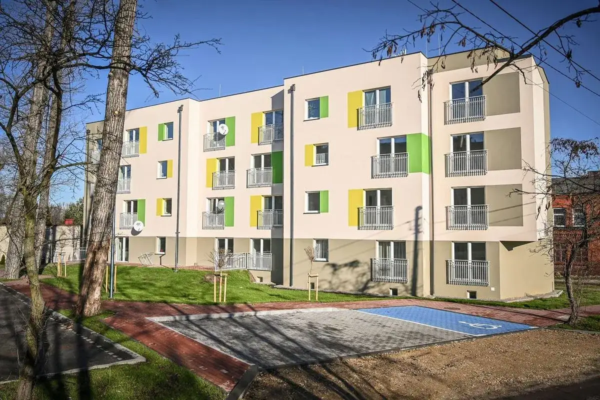 Nowe bloki mieszkalne z kolorowymi akcentami. Zastanawiasz się, ile kosztuje czynsz w mieszkaniu komunalnym?