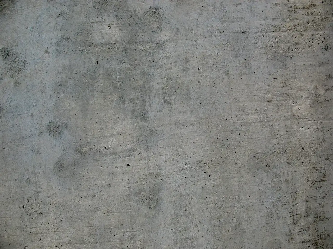Szara, chropowata powierzchnia betonu w8, z widocznymi śladami po szalunkach i drobnymi porami.
