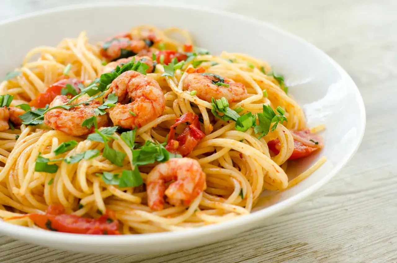 różne wariantami spaghetti z krewetkami