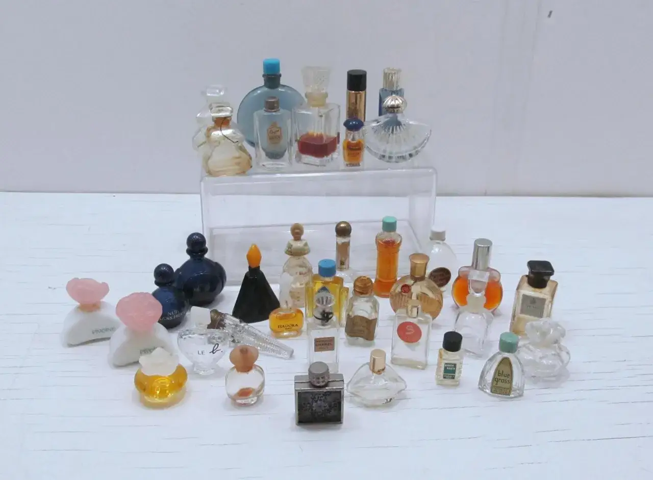 Kolekcja miniaturowych perfum damskich z lat 90. Różnorodne flakoniki, niektóre z nazwami jak