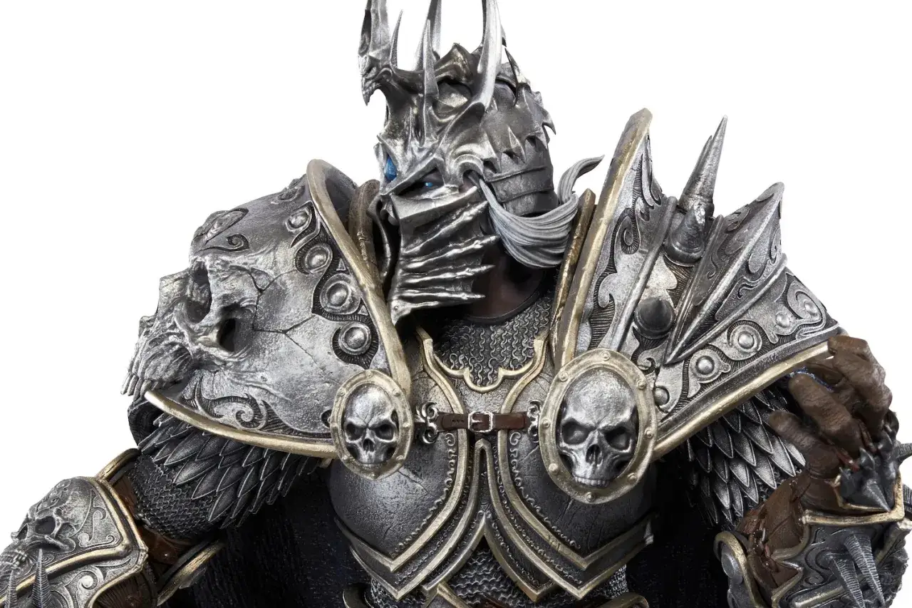 Zbroja Lich Kinga, pełna czaszek i kolców, emanuje mroczną potęgą.