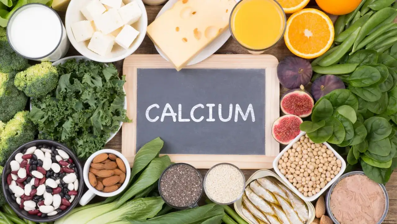 Kalziumreiche Lebensmittel wie Milch, Käse, Brokkoli und Mandeln sind wichtig. Wie viel Calcium pro Tag bei Osteoporose? Die Tafel zeigt