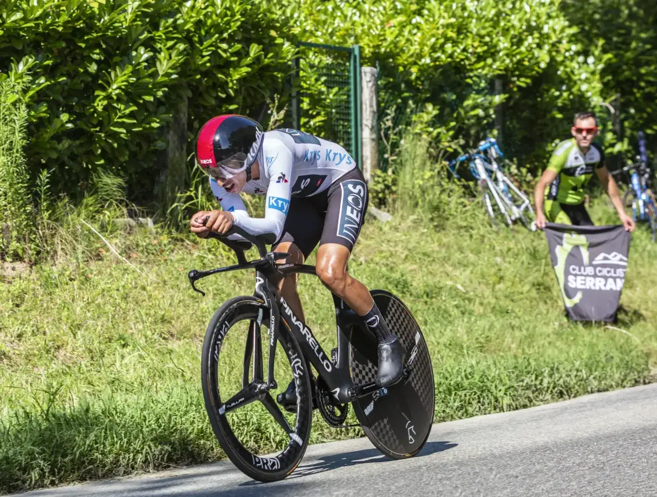 Kolarz w kasku i okularach, w aerodynamicznej pozycji, ściga się na rowerze. To dla niego prawdziwy **pułap tlenowy**.