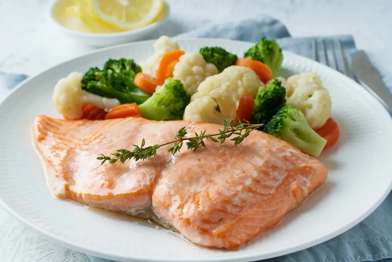 Łosoś z parowanymi warzywami: brokułami, kalafiorem i marchewką. Idealne danie na dietę GAPS.