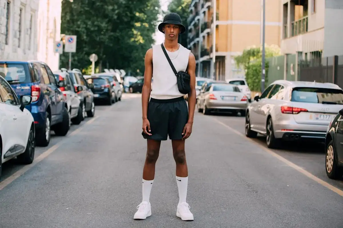 Verschiedene Styling-Optionen f&uuml;r kurze Herrenhosen mit Schuhen und Oberteilen