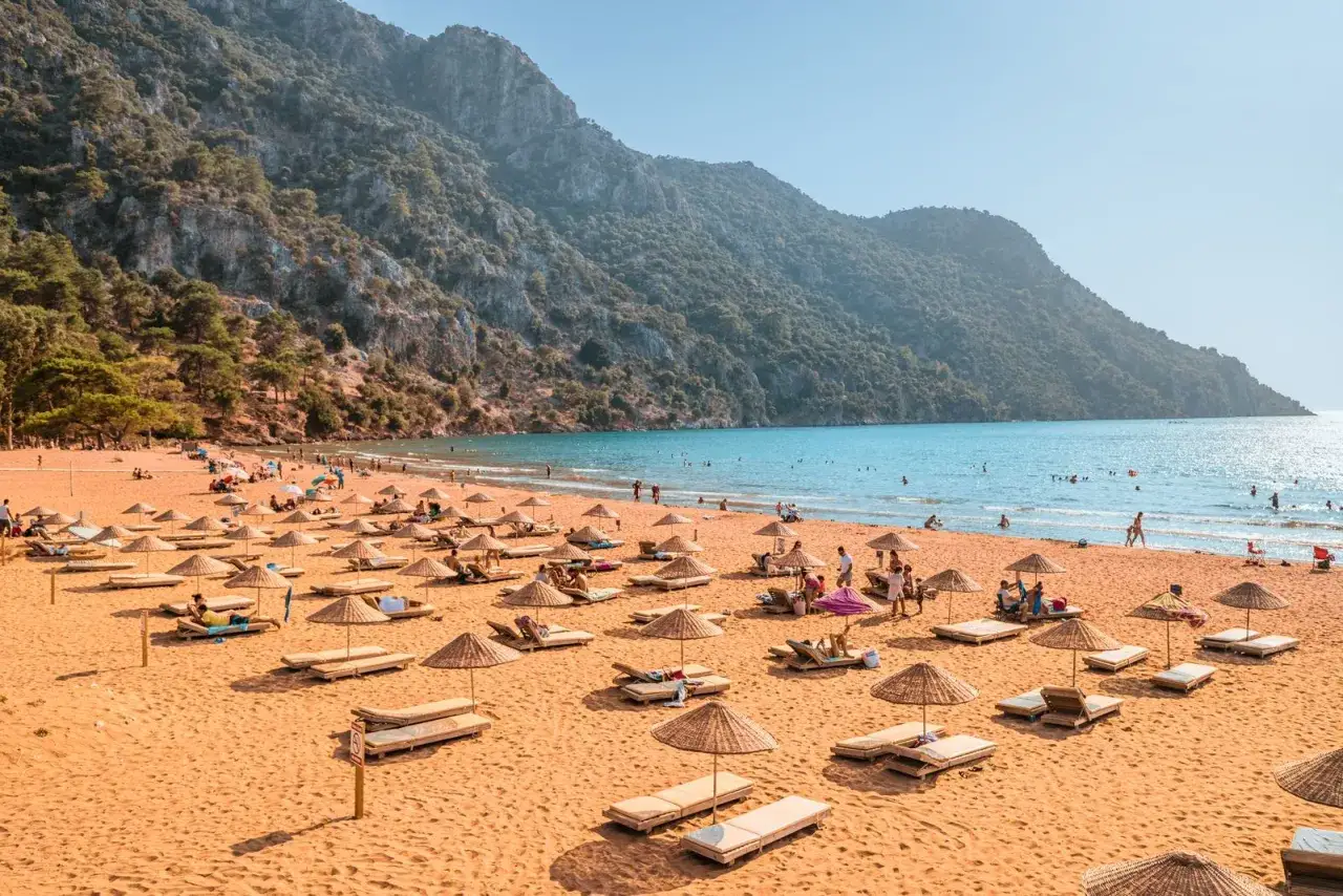 Piękna plaża w Turcji, idealne miejsce, by zapytać: gdzie do Turcji na wakacje? Słońce, morze i góry.