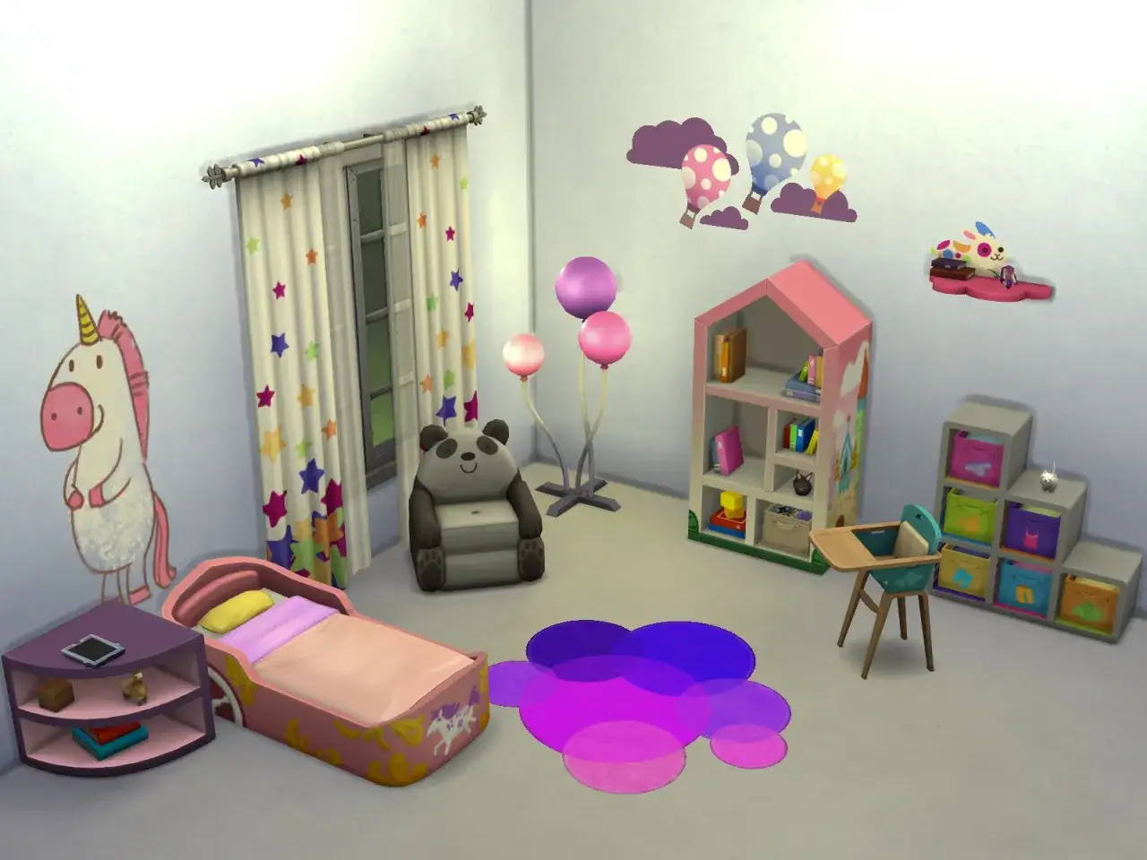 Pokój niemowlaka w The Sims 4: łóżeczko z jednorożcem, fotel panda, kolorowe balony i regały z zabawkami.
