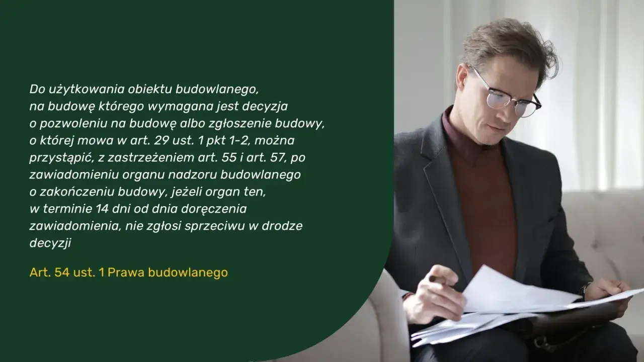 Mężczyzna w okularach analizuje dokumenty dotyczące odbioru domu. Prawo budowlane reguluje ten proces.