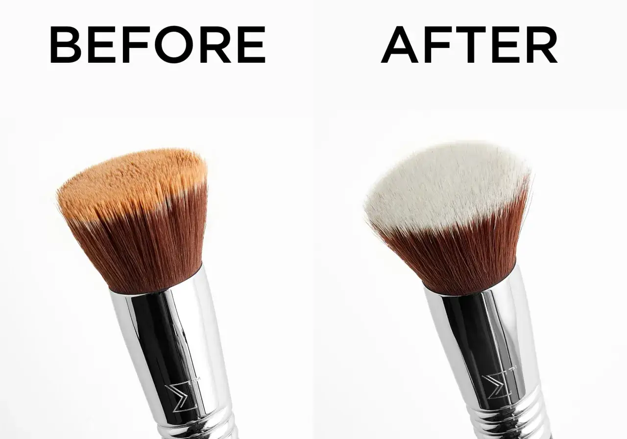 Brocha de maquillaje sucia antes y despu&eacute;s de limpiar brochas maquillaje.