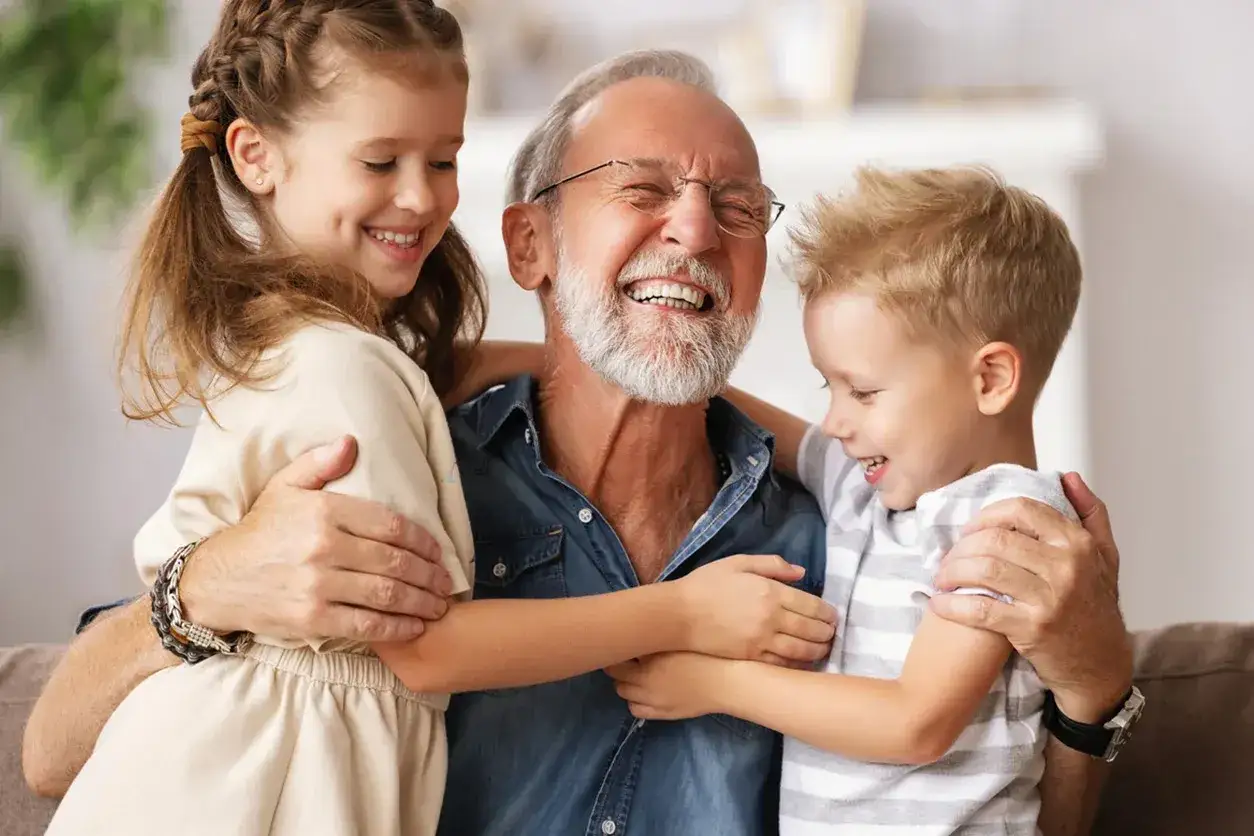 Nonni che vogliono stare soli con i nipoti, abbracciati e felici, in un momento di pura gioia familiare.