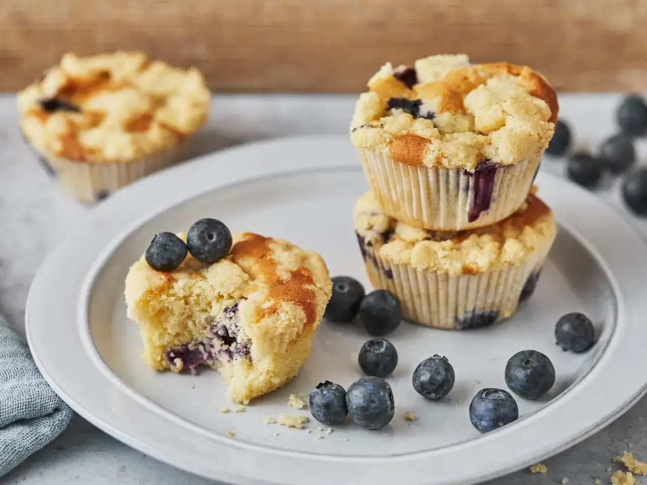 Saftige Blaubeermuffins mit Streuseln, ein k&ouml;stliches Blaubeermuffins Rezept. Frisch gebacken und mit Blaubeeren garniert.